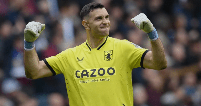 “Dibu” Martínez fue figura en la victoria de Aston Villa ante Newcastle