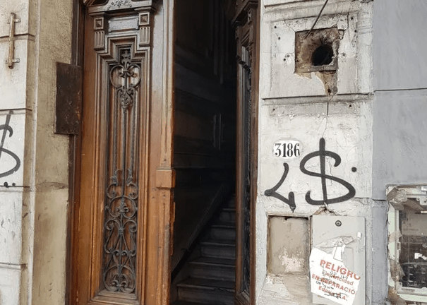 Clausuraron en Balvanera un hotel tomado por múltiples irregularidades