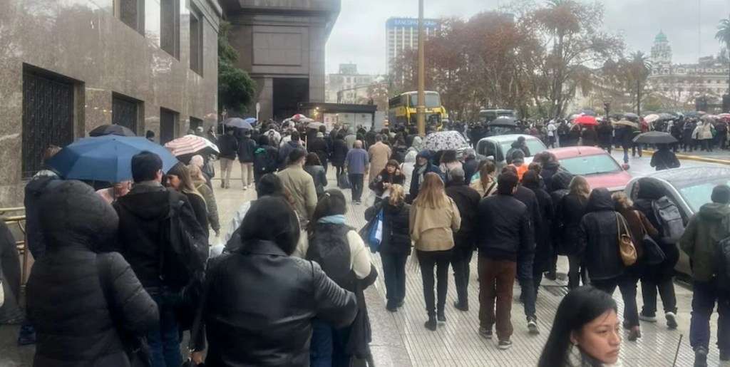 Amenaza de bomba en el Ministerio de Economía: evacuaron el edificio y activaron un operativo de seguridad